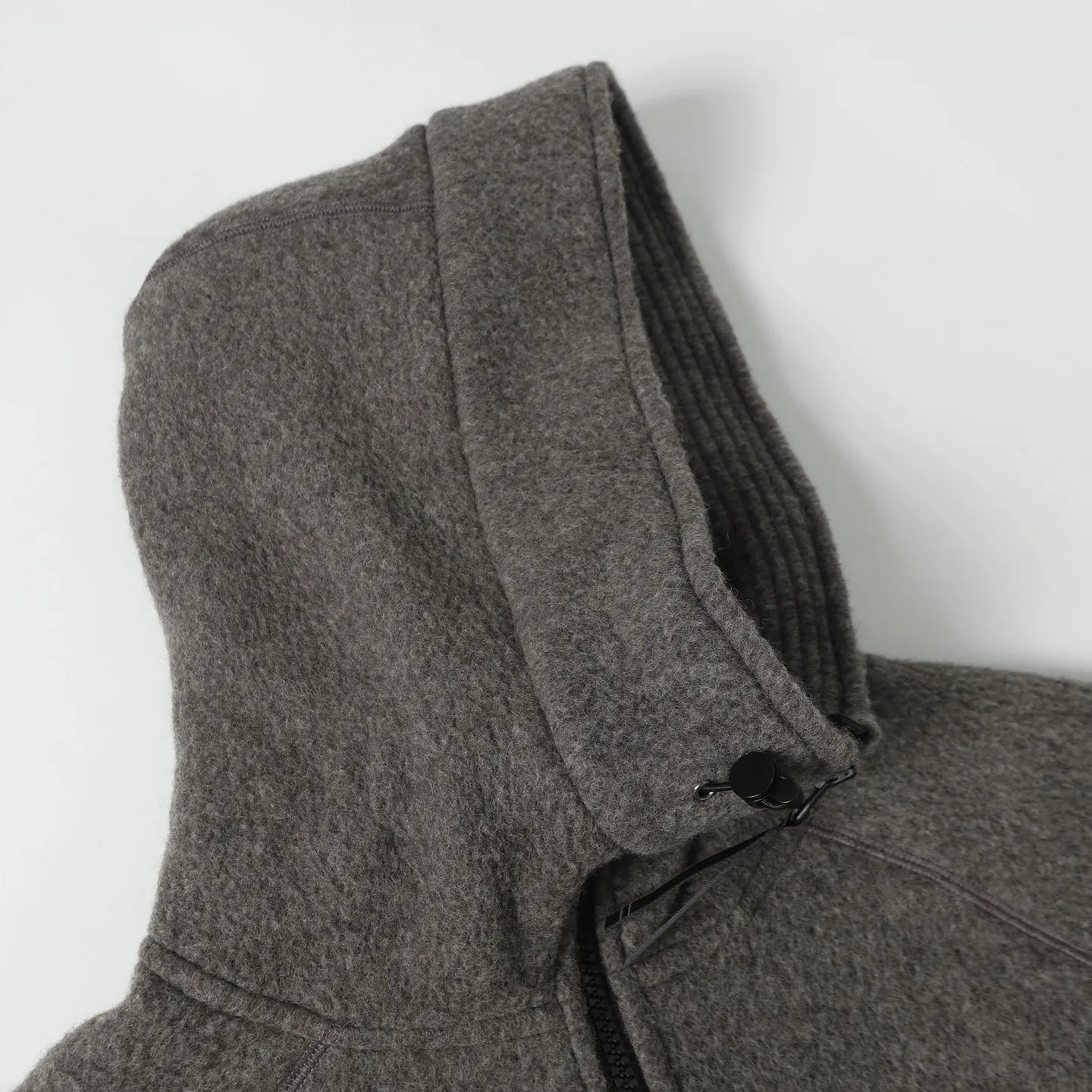 P620 Canada Goose/ Chilliwa series cashmere bomber jacket, exclusive customized wool fabric, containing 60% wool content! Super lightweight, soft and warm! The high-tech breathable space cotton liner makes the entire shape very stiff and soft, comfortable and lightweight at the same time. Breathable, soft, non-stuffy, lightweight, stylish, and non-deformable. The iconic double-stripe reflective strips are designed on the back of the collar and splicing. No detail is missed. The front placket allows you to easily cope with seasonal changes and calmly resist bad weather. High-density badges. All threaded accessories are customized. Loose fit and adjustable drawstring. Not bloated at all. Quite fashionable. It can be said to be a very unique design. This year's must-have style is for men and women. Size: S-L